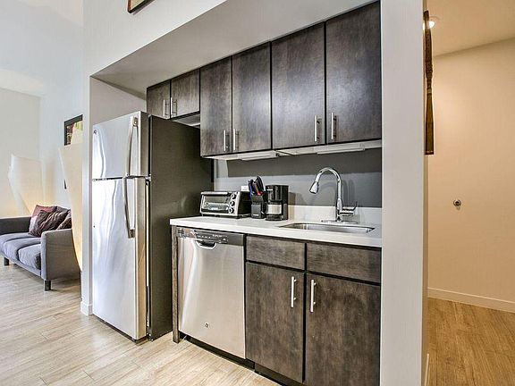 3rd image of 660 E 63rd St Unit 307