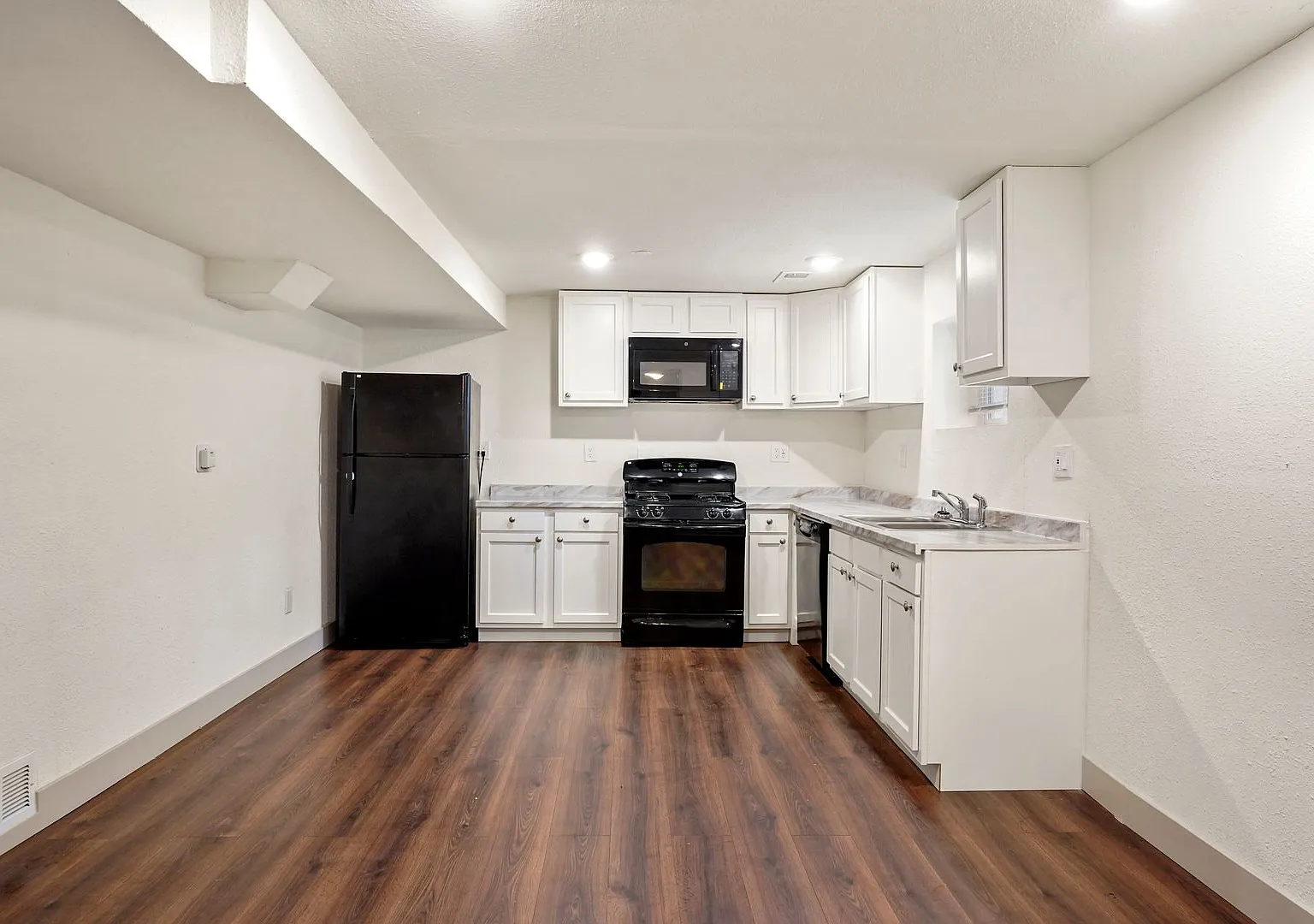 982 S Sheridan Blvd #6 | 1 Month Free & Tv Special - Renovated 2br/1ba With A/C! — Photo 1