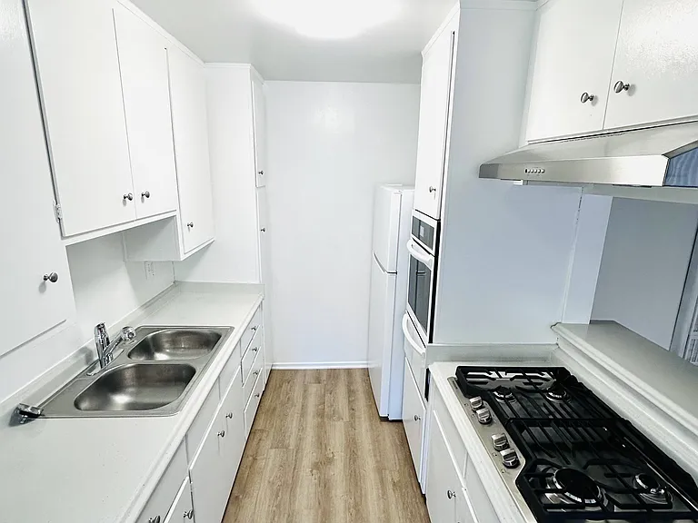 Lido Apartments - 2311 Bentley Ave — Photo 15