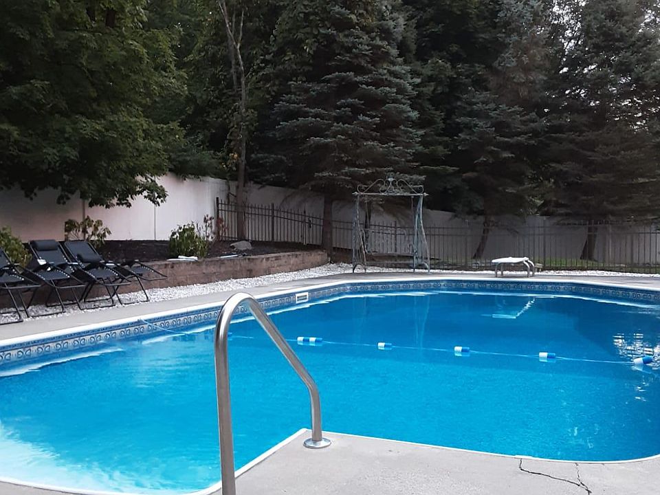 1st image of 8 Cottonwood Ct