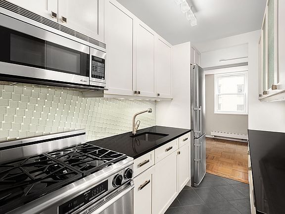 4th image of 63 E 9th St APT 11G