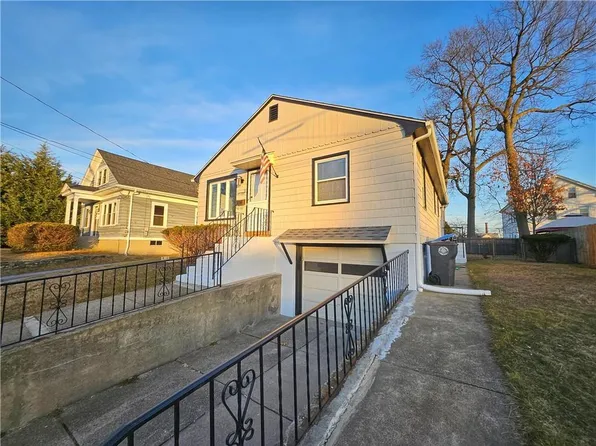70 N Clarendon St, Cranston, RI 02910
