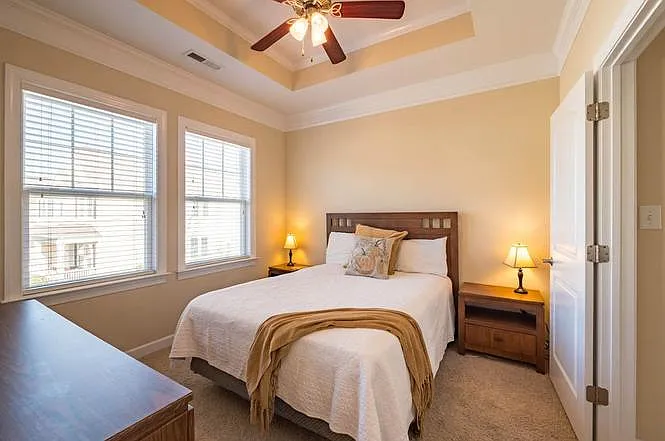 2 bed, 2.5 bath, 1346 sqft, $1,900 — Photo 2