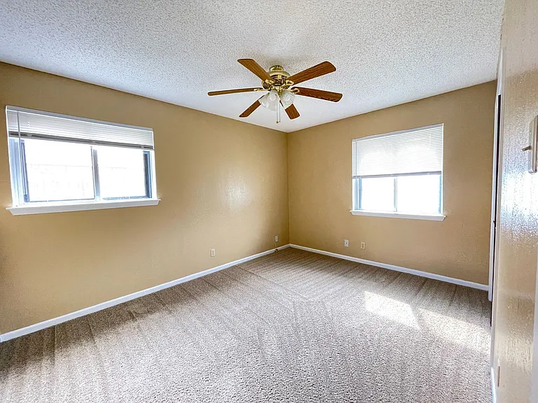 1409 Farhills Dr — Photo 15