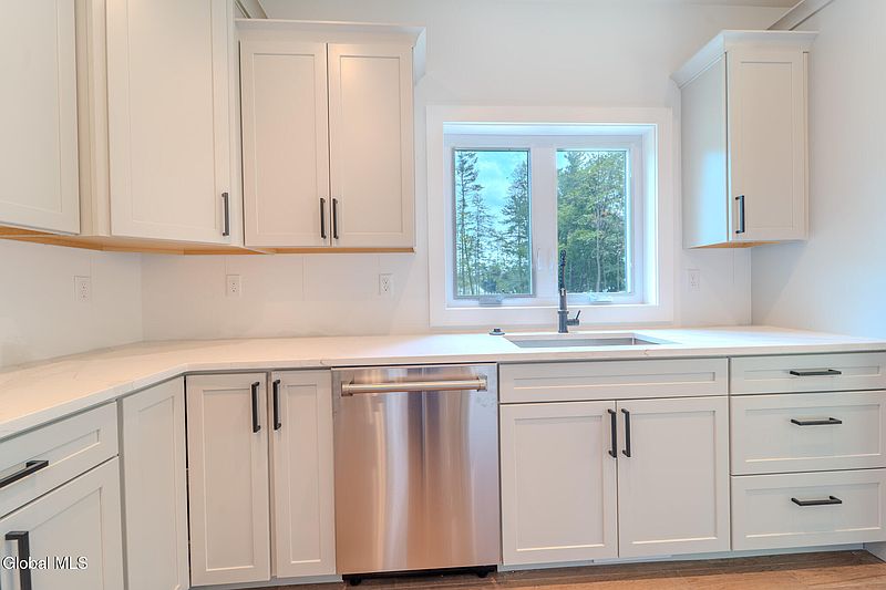 5th image of 233 Pinewood Drive