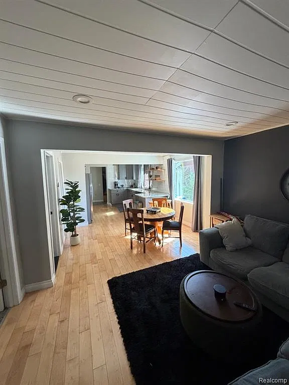 3 bed, 1.0 bath, 1025 sqft, $1,900 — Photo 4