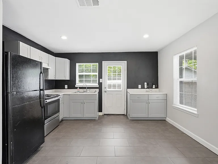 512 Freeman Dr — Photo 7