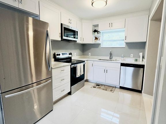 2nd image of 2533 NE 12th Terrace