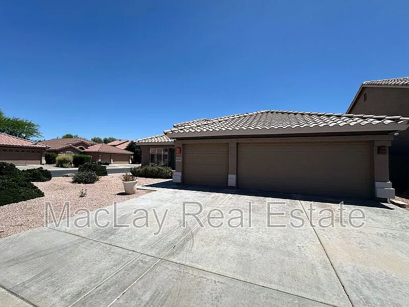 4 bed, 2.0 bath, 1881 sqft, $2,900 — Photo 2