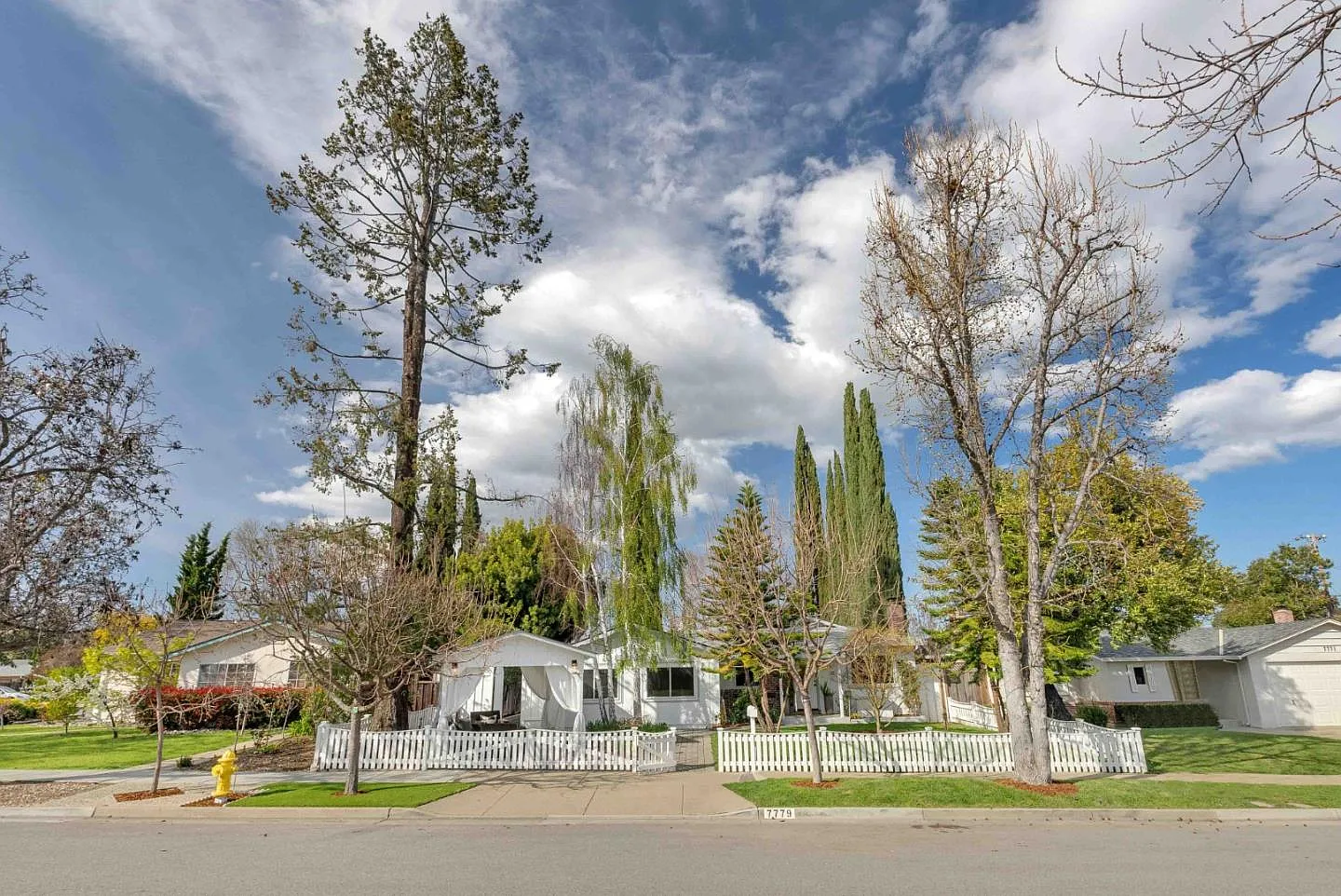 7779 Robindell Way photo 1