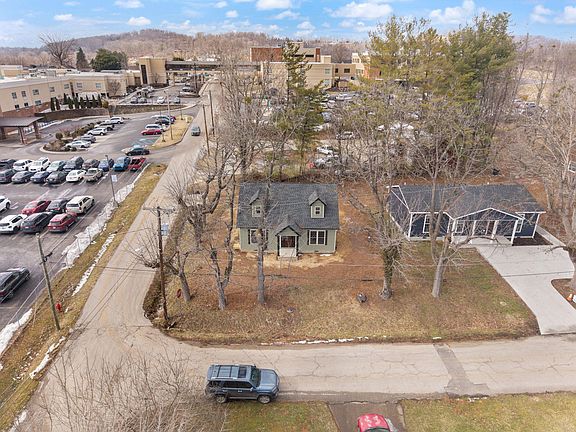 5th image of 220 Newcomb Ave