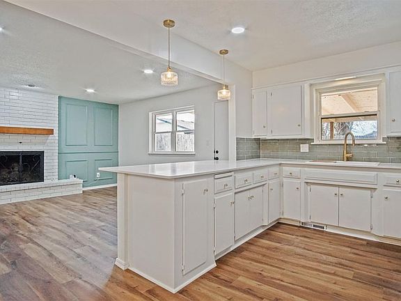 4th image of 7705 S Charlotte Dr