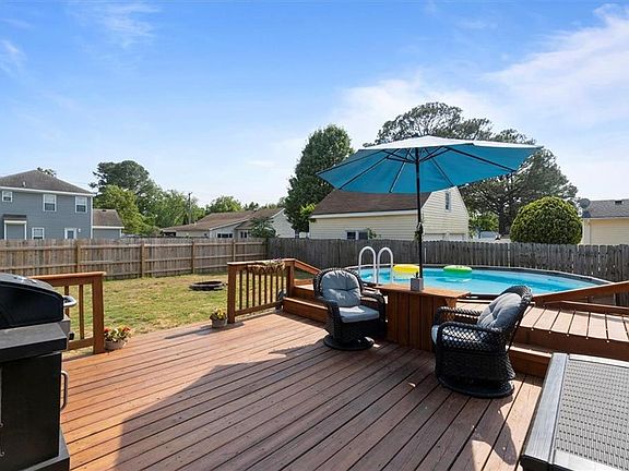 Spacious Deck for hanging out :)