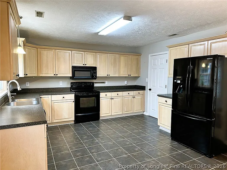 2940 Amelia Dr — Photo 10