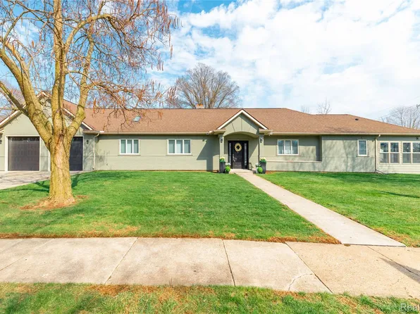 21527 Parke Ln, Grosse Ile, MI 48138