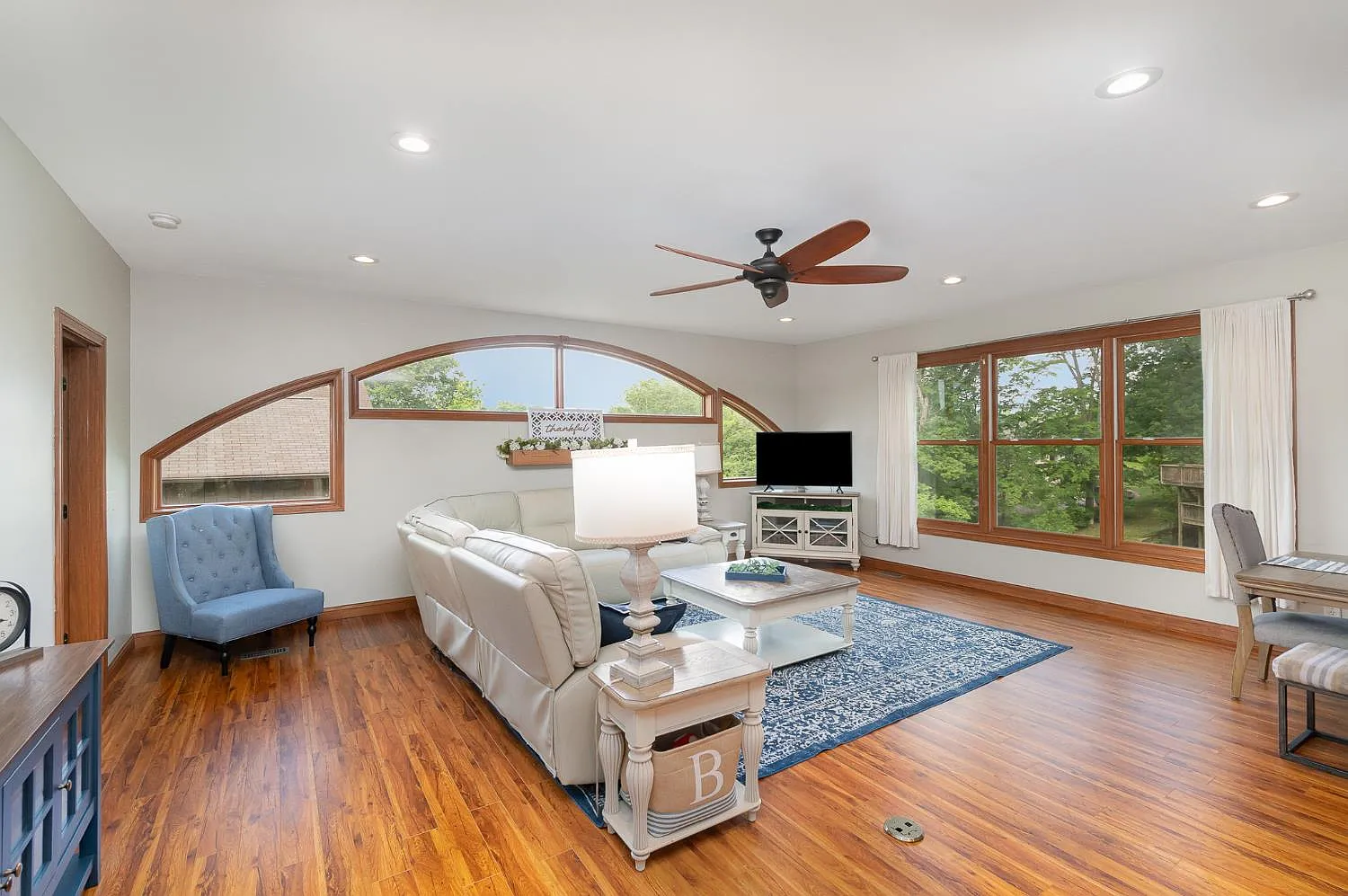 5 bed, 3.5 bath, 3263 sqft, $3,900 — Photo 4