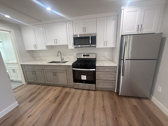 2nd image of 10640-46 Victory Blvd #10648