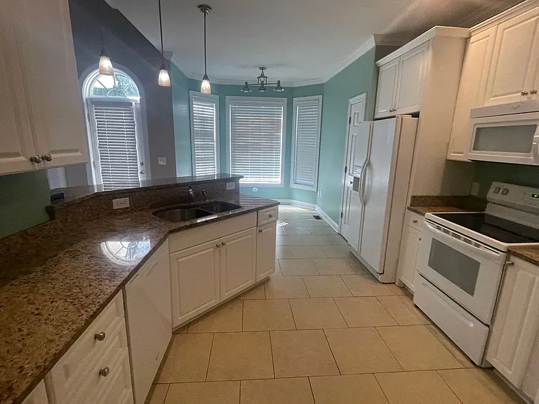 106 Ravenswood Rd — Photo 6