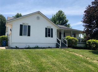 711 E 18th St, Kearney, MO 64060