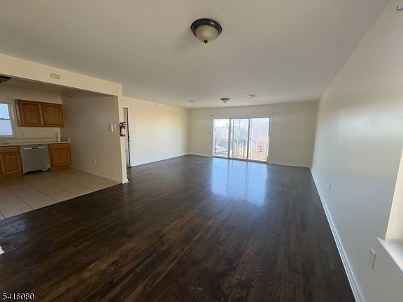 4th image of 549 Hawthorne Ave Floor 3