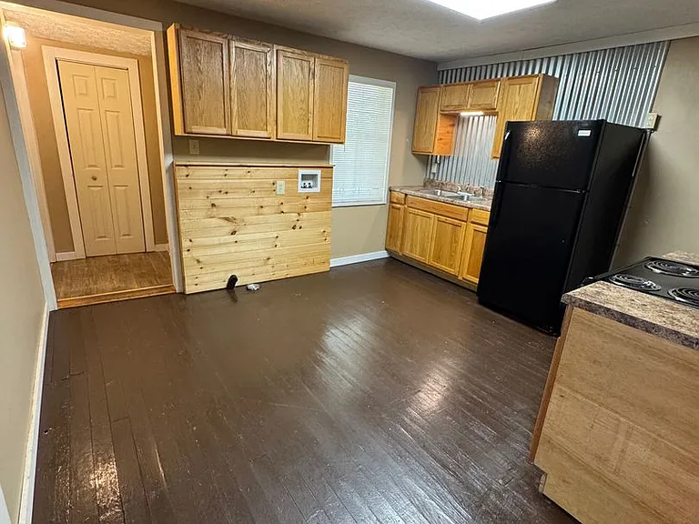 717 Washington St NW — Photo 5