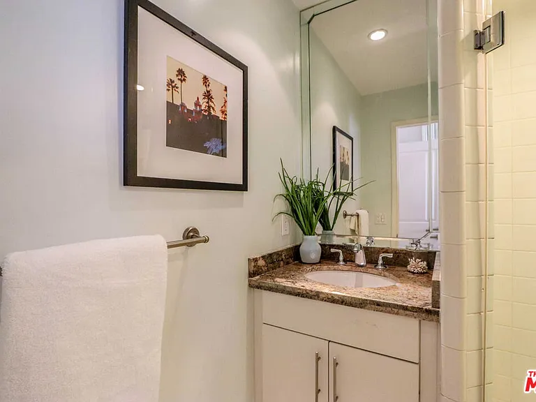 121 S Palm Dr #404A — Photo 16
