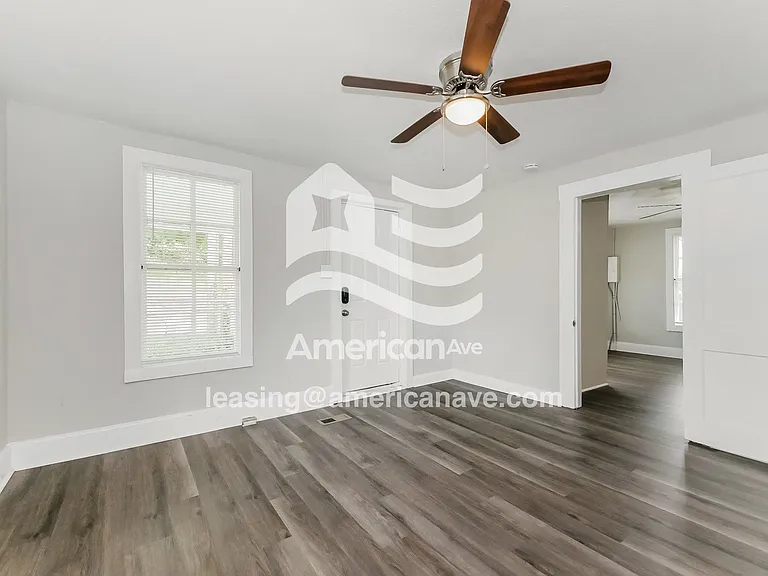 1392475_003_wm_-_living_room_13004387.jpg