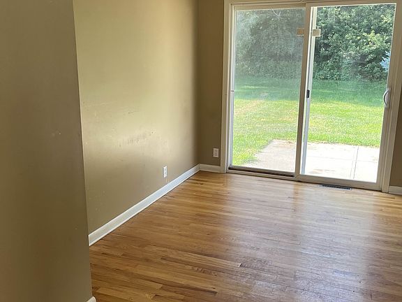 3rd image of 2111 Pleasantview Ln