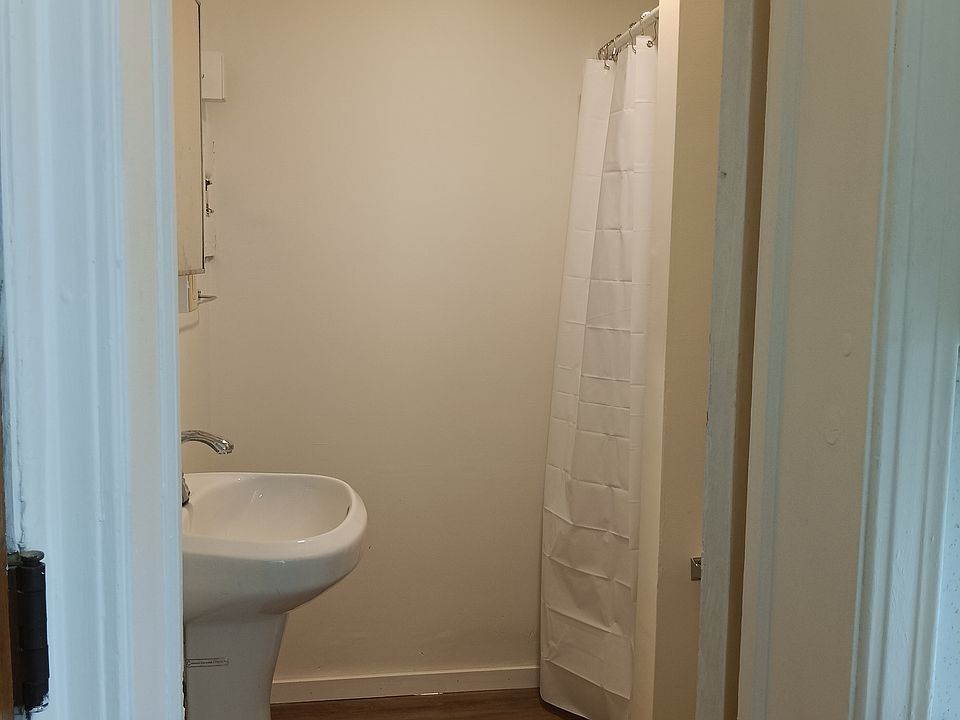Bathroom w/stand up shower