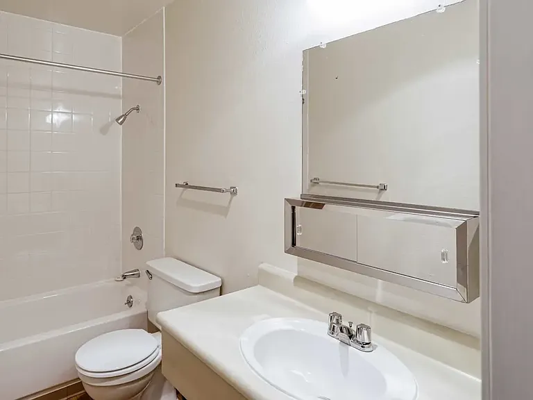 Pine Creek Apartments — Photo 15