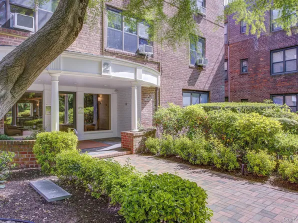 2 Town House Place #2-H, Great Neck, NY 11021