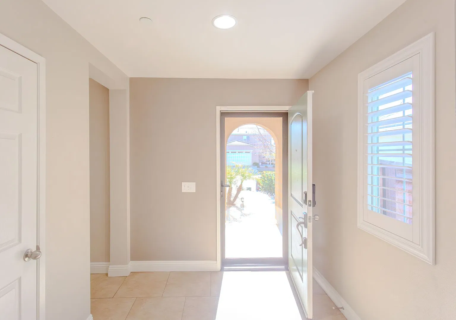 Coming Soon! Beautiful ~One Story~ 3 Bedroom Home For Rent In Gated Community! — Photo 4