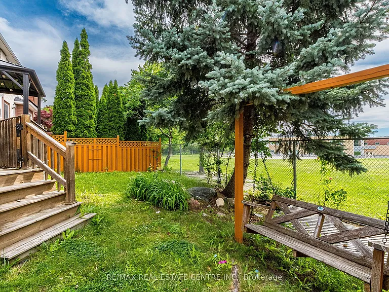 3339 Crompton Cres — Photo 42