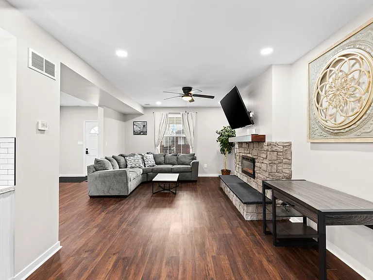 509 S York St — Photo 3