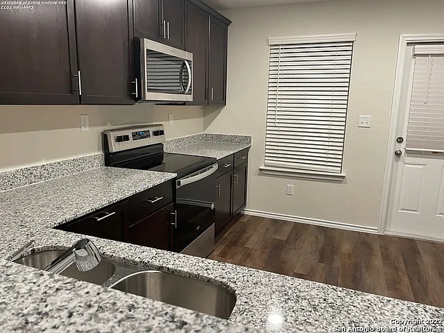 4 bed, 3.0 bath, 2029 sqft, $1,995 — Photo 4