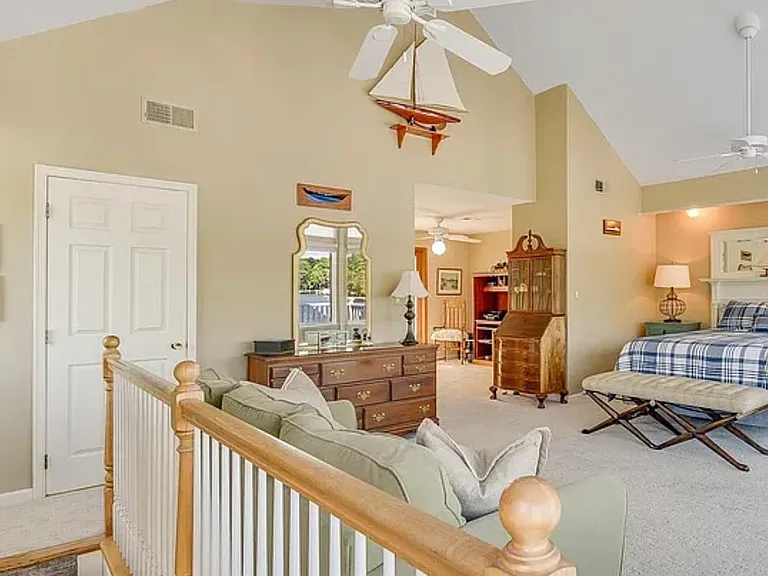 684 N Riverside Dr — Photo 16