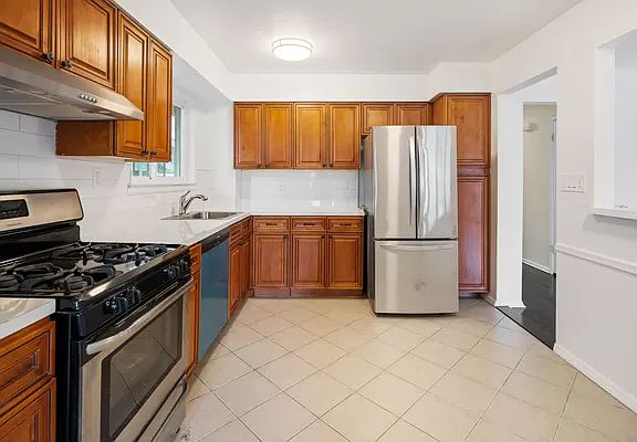 5th image of 29-12 Parsons Blvd