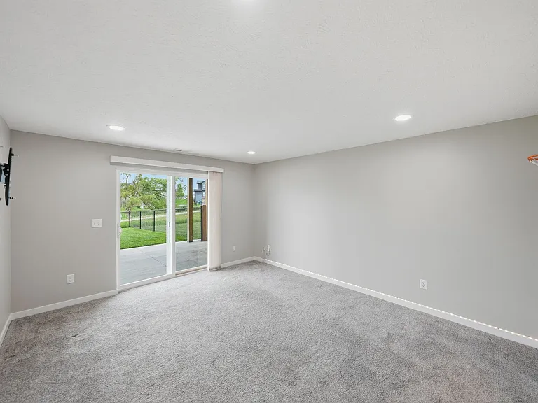 959 Titan Dr — Photo 34