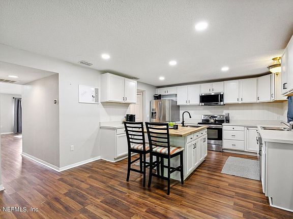 5th image of 8164 Foxdale Dr