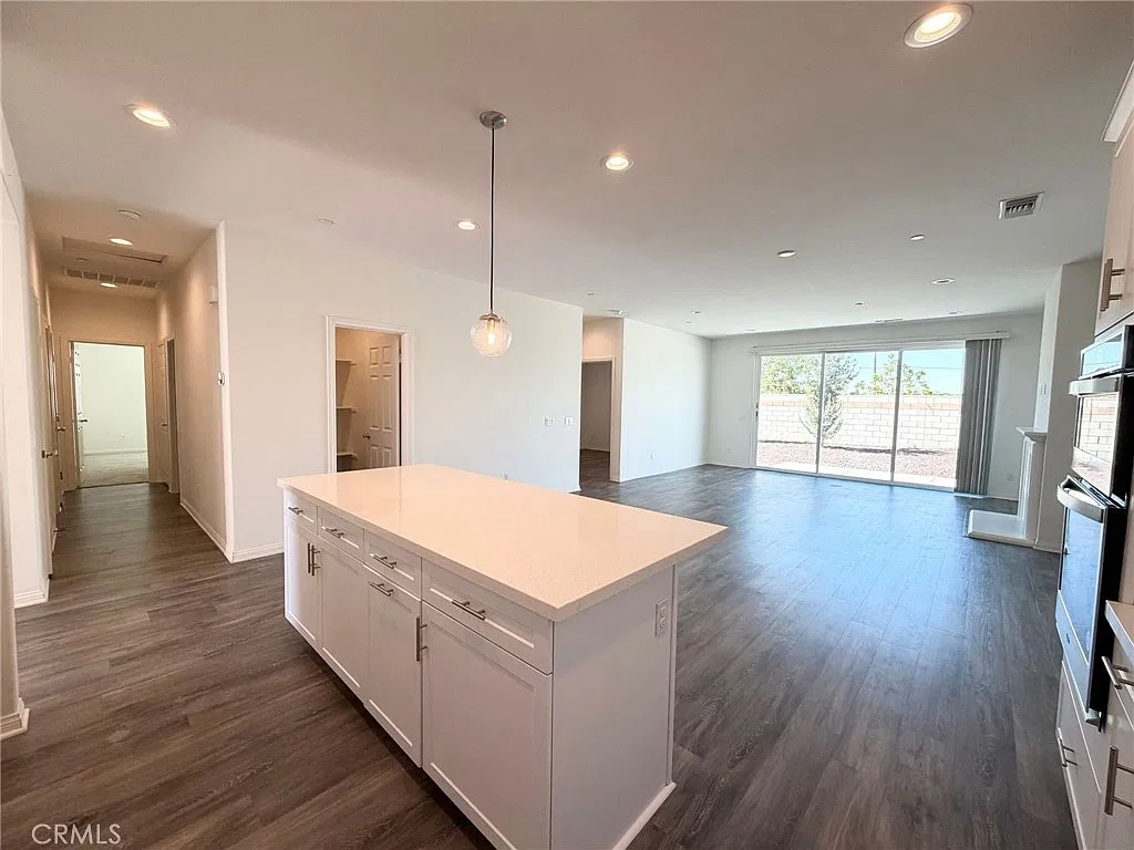 4 bed, 2091 sqft, $3,295 — Photo 4