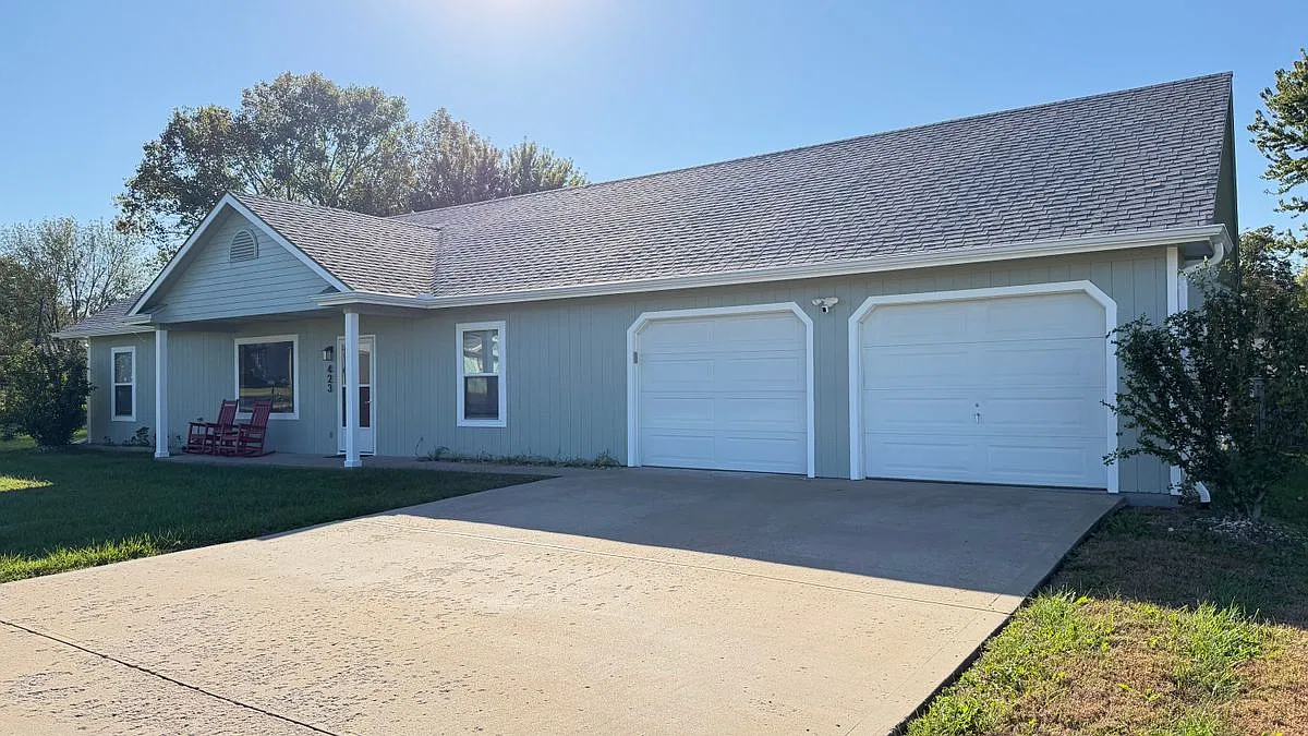 3 bed, 2.0 bath, 1456 sqft, $1,800 — Photo 1