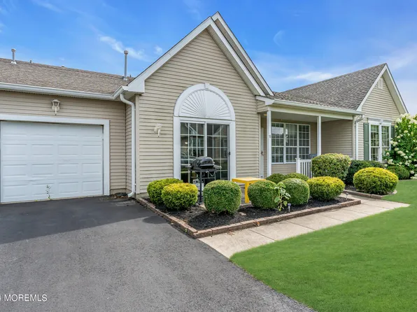 16 Deerchase Lane, Lakewood, NJ 08701