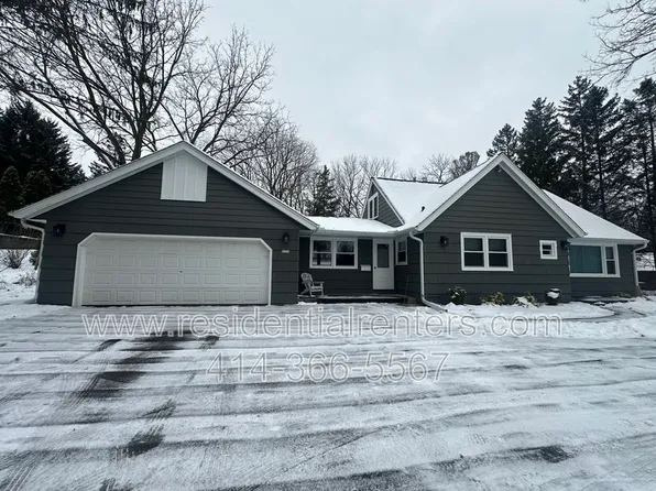 2555 N Calhoun Rd, Brookfield, WI 53005
