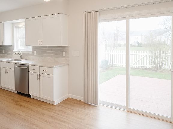 3rd image of 607 Lily Ct