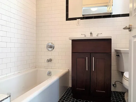 Rented by Hillel Realty Group | media 15