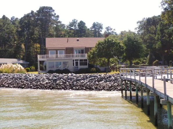 34 Riverside Dr, Deltaville, VA 23043