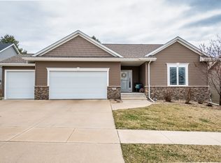 2917 Caspian Rd, Hiawatha, IA 52233