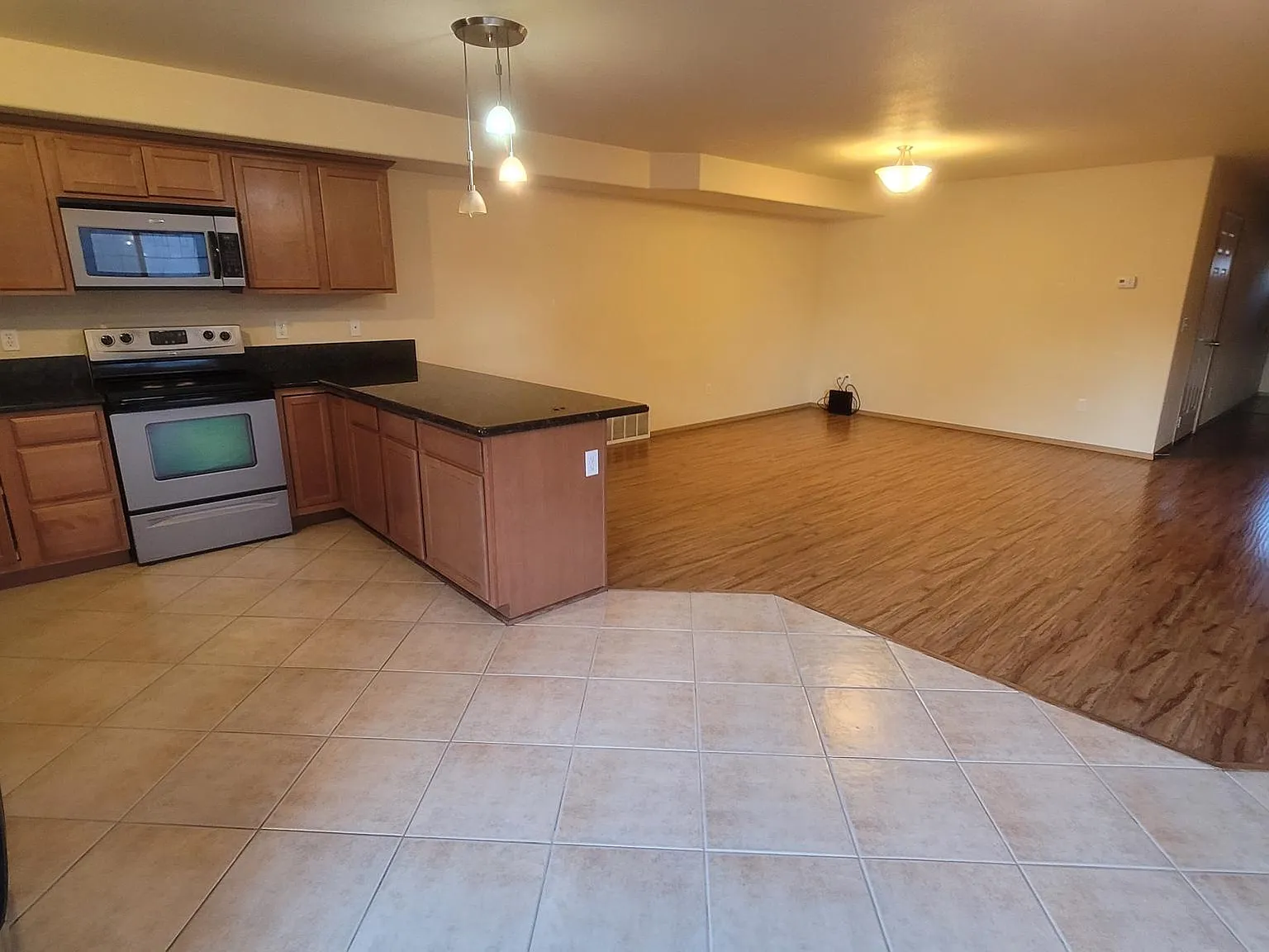3 bed, 2.5 bath, 1800 sqft, $1,800 — Photo 3