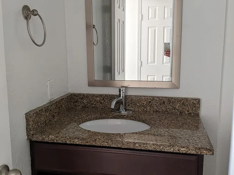 Townhollow Apartments — Photo 23