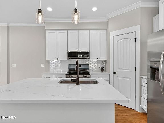4th image of 404 S Bodenheimer Street